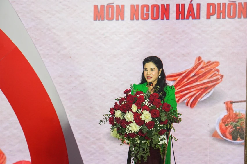 Giám đốc Sở Văn hóa, Thể thao và Du lịch Hải Phòng Trần Thị Hoàng Mai phát biểu khai mạc Liên hoan ẩm thực Món ngon Hải Phòng. Ảnh: NS