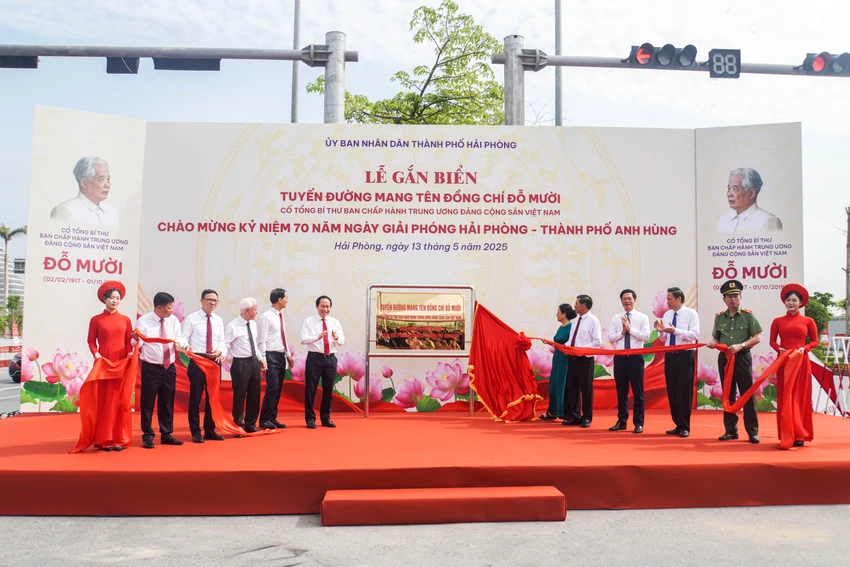 Các đại biểu thực hiện nghi thức gắn biển tuyến đường mang tên cố Tổng Bí thư Đỗ Mười. Ảnh: NS