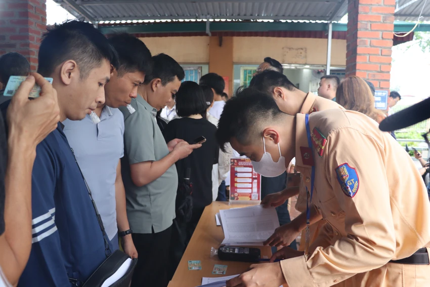 Các học viên được kiểm tra nồng độ cồn, chất kích thích trước khi tham gia phần thi thực hành lái xe cấp giấy phép lái xe. Ảnh: CAQN