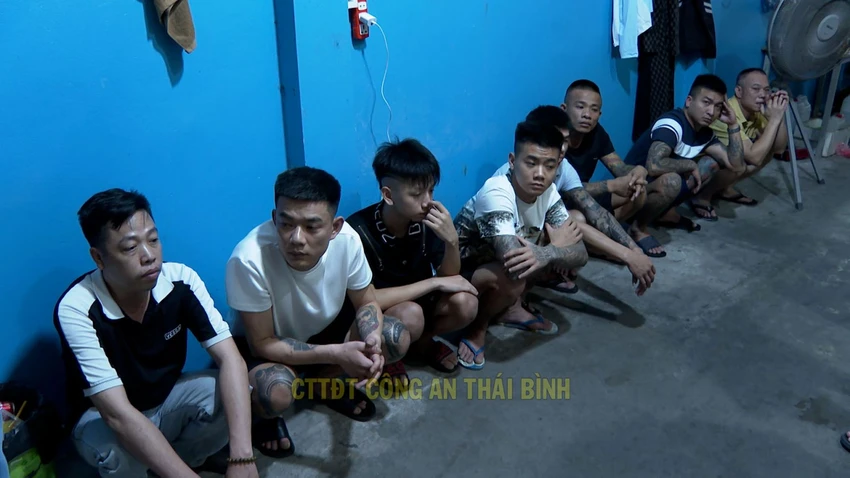 Những người bị khởi tố trong vụ án ép hàng chục cô gái làm nhân viên phục vụ tại các quán Karaoke trên địa bàn tỉnh Thái Bình. Ảnh: CATB