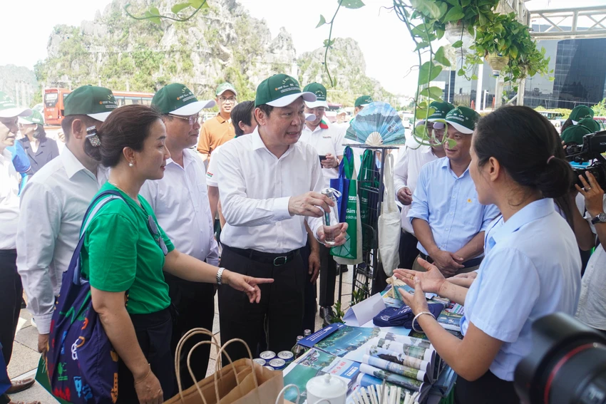 Các đại biểu tham quan các gian trưng bày mô hình tái chế, giảm thiểu rác thải nhựa. Ảnh: NS