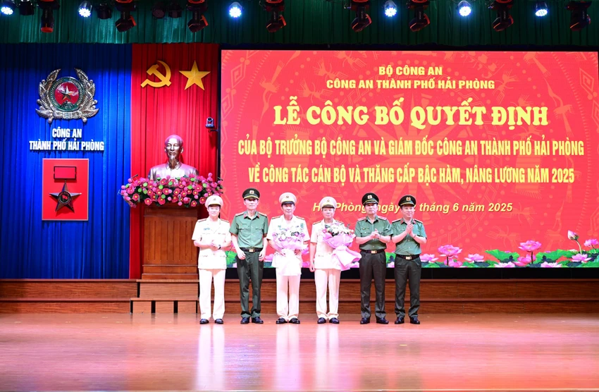 Ban giám đốc Công an TP tặng hoa chúc mừng hai phó giám đốc Công an Đào Quang Trường, Lê Nguyên Trường nghỉ hưu. Ảnh: CAHP