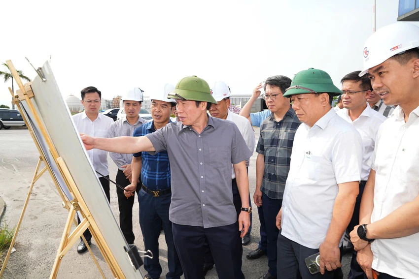 Bí thư Thành ủy Hải Phòng Lê Tiến Châu kiểm tra thực tế công tác giải phóng mặt bằng (GPMB) dự án đầu tư xây dựng tuyến đường sắt Lào Cai- Hà Nội- Hải Phòng đoạn qua địa bàn Hải Phòng. Ảnh: ĐT