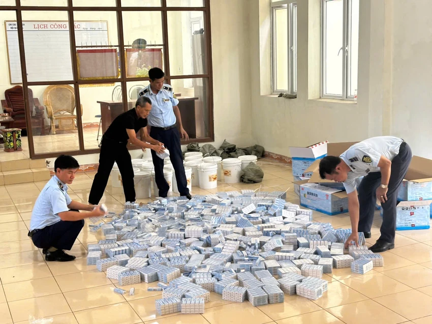 Lô hàng 5.400 tuýp thuốc trị ngứa ngoài da lậu và 400 lít sirô mạch nha đựng trong 20 thùng nhựa được phát hiện