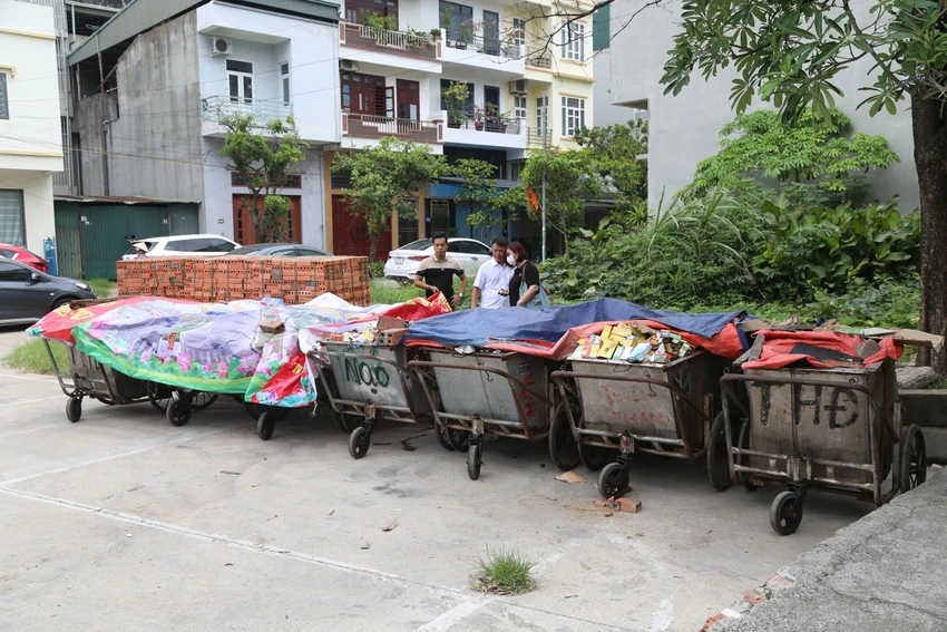 Thực phẩm chức năng bị vứt bỏ đầy các xe chở rác. Ảnh: ĐX