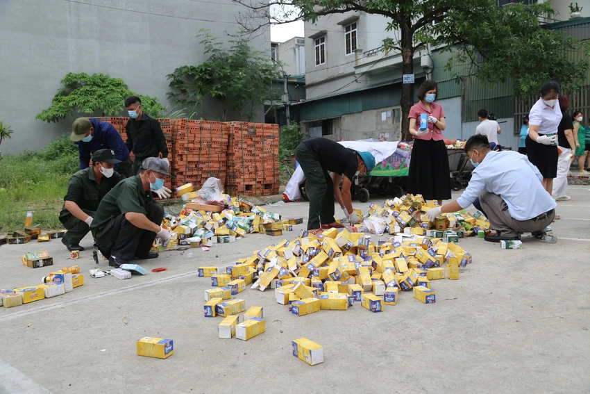 quang-ninh-hang-ngan-hop-thuc-pham-chuc-nang-bi-vut-bo-o-diem-tap-ket-rac-5.jpg