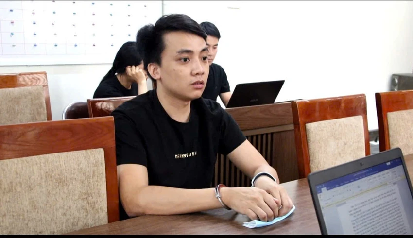 Công an làm việc với những người trong đường dây mua bán ma túy cần sa trên không gian mạng. Ảnh: CACC