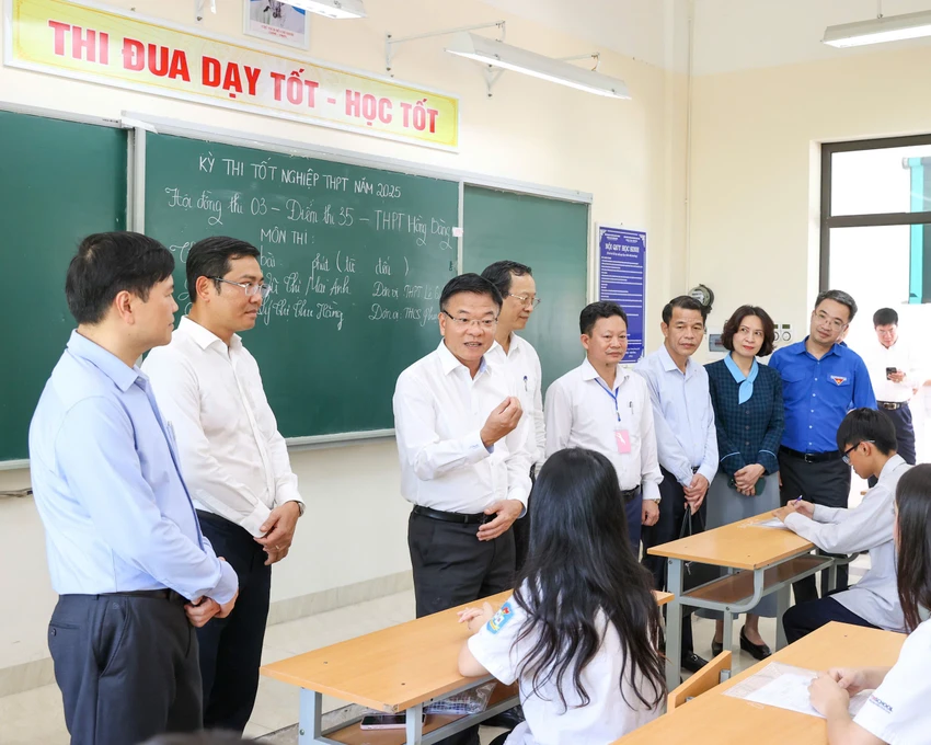 pho-thu-tuong-le-thanh-long-kiem-tra-viec-chuan-bi-ky-thi-tot-nghiep-tai-hai-phong-quang-ninh-3.jpg