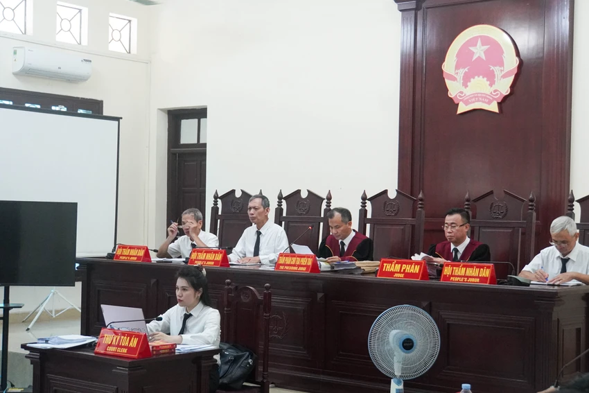hoan-phien-toa-xet-xu-14-cuu-lanh-dao-can-bo-hai-quan-hai-phong-tiep-tay-cho-buon-lau-1.JPG