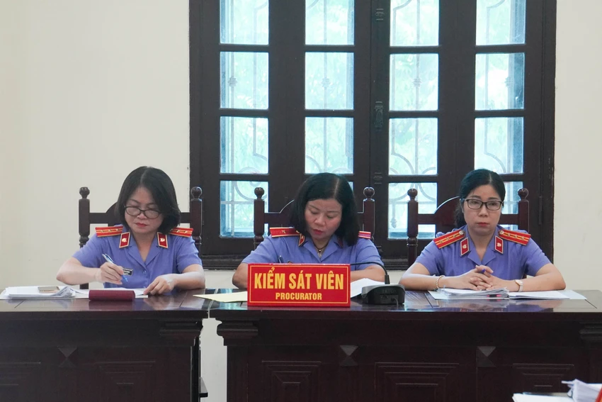 hoan-phien-toa-xet-xu-14-cuu-lanh-dao-can-bo-hai-quan-hai-phong-tiep-tay-cho-buon-lau-2.JPG