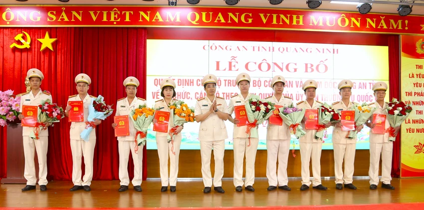 Giám đốc Công an tỉnh Quảng Ninh Trần Văn Phúc (giữa) trao quyết định cho các cán bộ giữ vị trí Trưởng, phó công an các xã, phường, đặc khu. Ảnh: CAQN