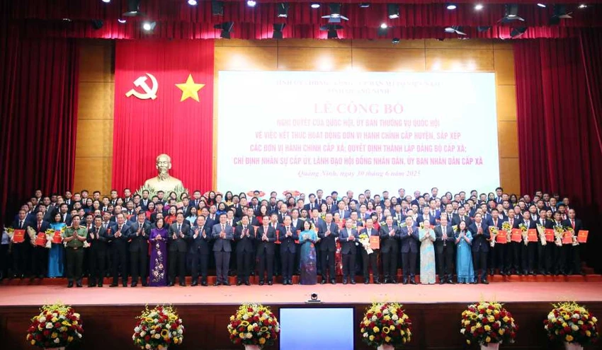 Lãnh đạo Trung ương, lãnh đạo tỉnh, lãnh đạo 54 xã, phường, đặc khu chụp ảnh lưu niệm, bắt đầu bước vào mô hình chính quyền địa phương 2 cấp.