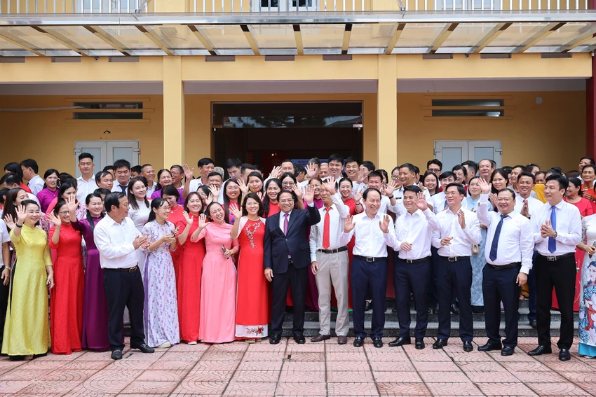 thu-tuong-pham-minh-chinh-khong-duoc-hach-sach-khong-de-nguoi-dan-so-hay-ngai-khi-den-co-quan-cong-quyen-2.jpg