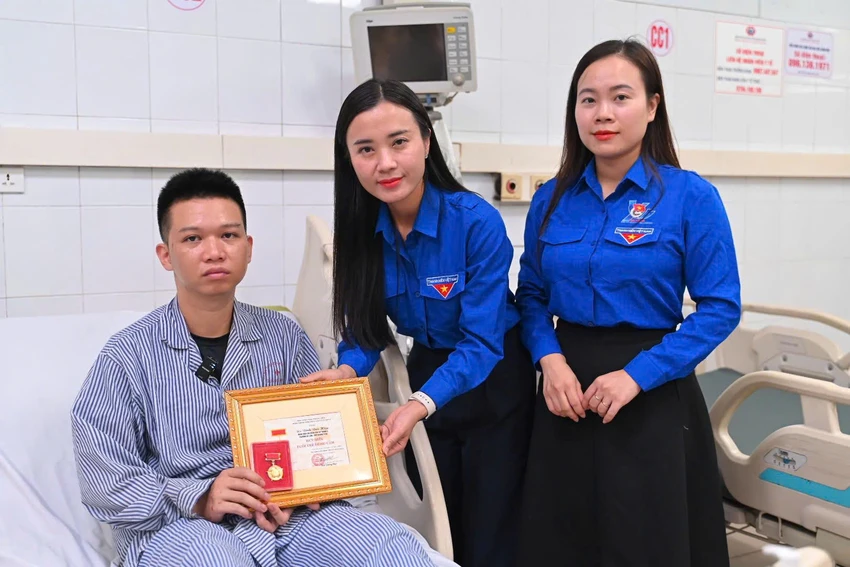 Anh Đinh Đức Hiệp - người đã cứu sống 4 người khác trong vụ lật tàu du lịch trên vịnh Hạ Long