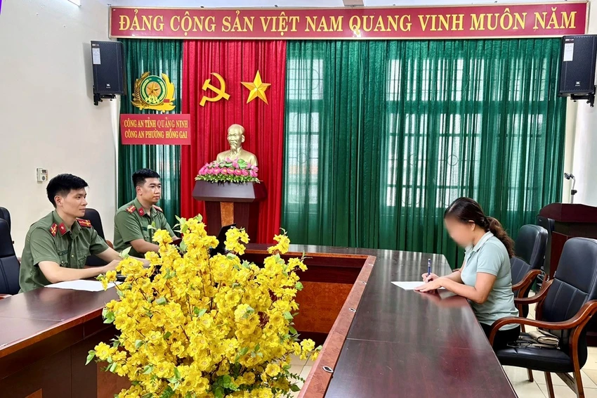 Công an tỉnh Quảng Ninh làm việc với chị A.T sau khi người này đăng tải thông tin sai sự thật về vụ lật tàu trên vịnh Hạ Long. Ảnh: CAQN