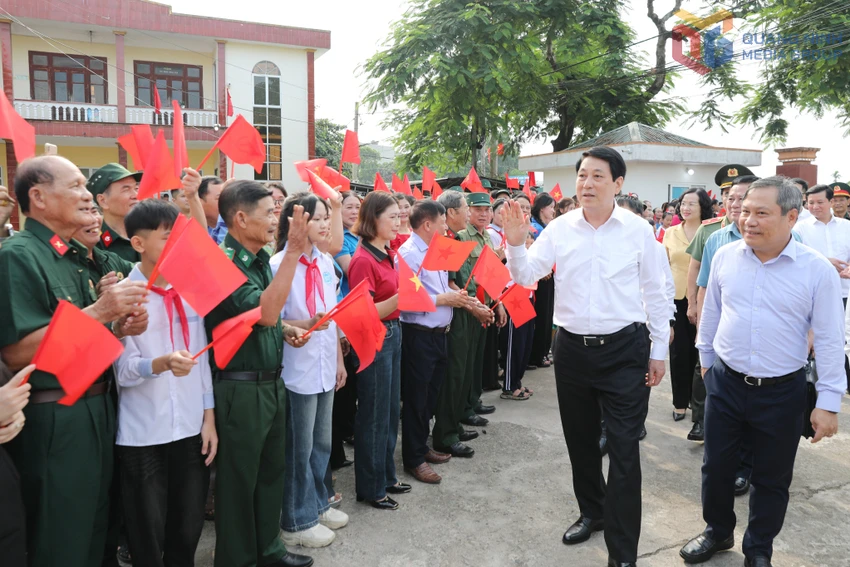 Chủ tịch nước Lương Cường dự sinh hoạt chuyên đề tại chi bộ thôn Quảng Chính 6, xã Quảng Hà. Ảnh: QMG