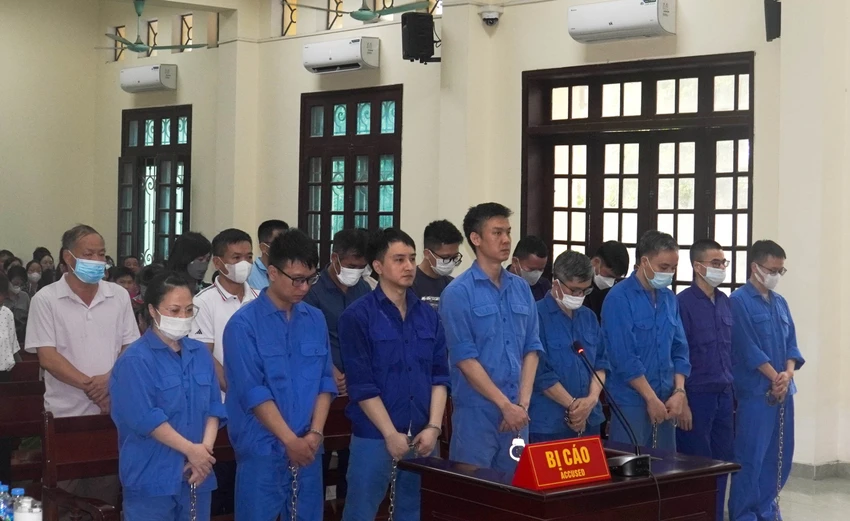 Các bị cáo trong vụ án cựu cán bộ hải quan Hải Phòng tại phiên tòa. Ảnh: NS