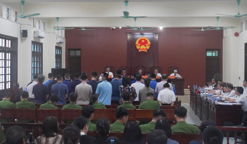 dang-xet-xu-vu-an-14-cuu-can-bo-hai-quan-hai-phong-tiep-tay-cho-buon-lau-trot-lot-1-800-ti-dong-3.JPG