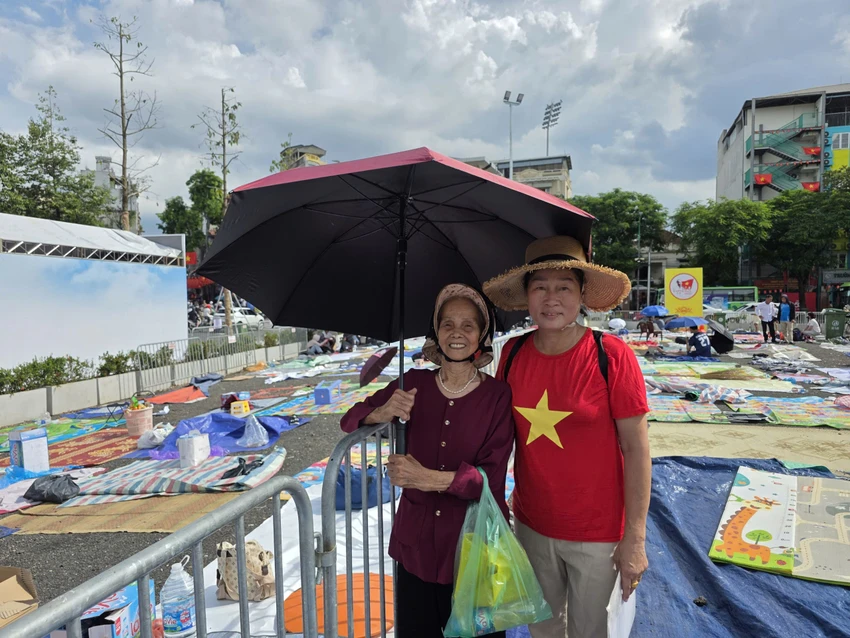 ngoi-cho-truoc-2-ngay-de-doi-xem-le-dieu-binh-dieu-hanh-ky-niem-80-nam-quoc-khanh-8.jpg