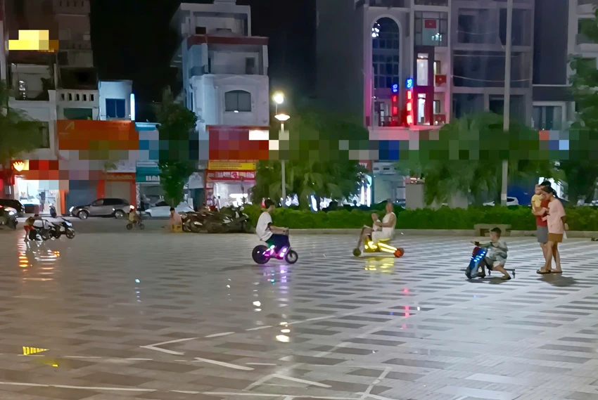 Xe điện trẻ em tự chế tung hoành trên vườn hoa Tam Kỳ tối 6-9. Ảnh: NB