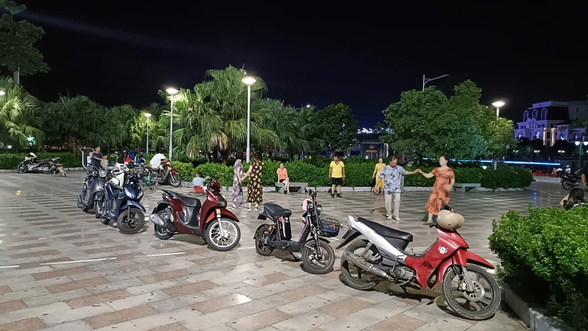 hai-phong-xe-dien-tre-em-lai-tung-hoanh-tren-vuon-hoa-gay-tai-nan-nguoi-dan-buc-xuc-2.jpg