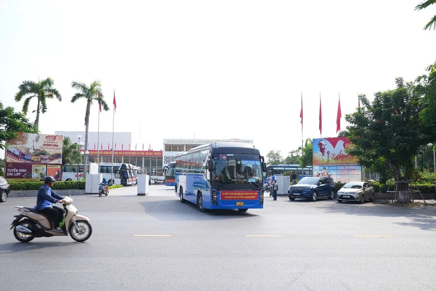 nguoi-dan-hai-phong-phan-khoi-khi-duoc-dua-don-mien-phi-di-ha-noi-tham-quan-trien-lam-thanh-tuu-dat-nuoc-1.jpg
