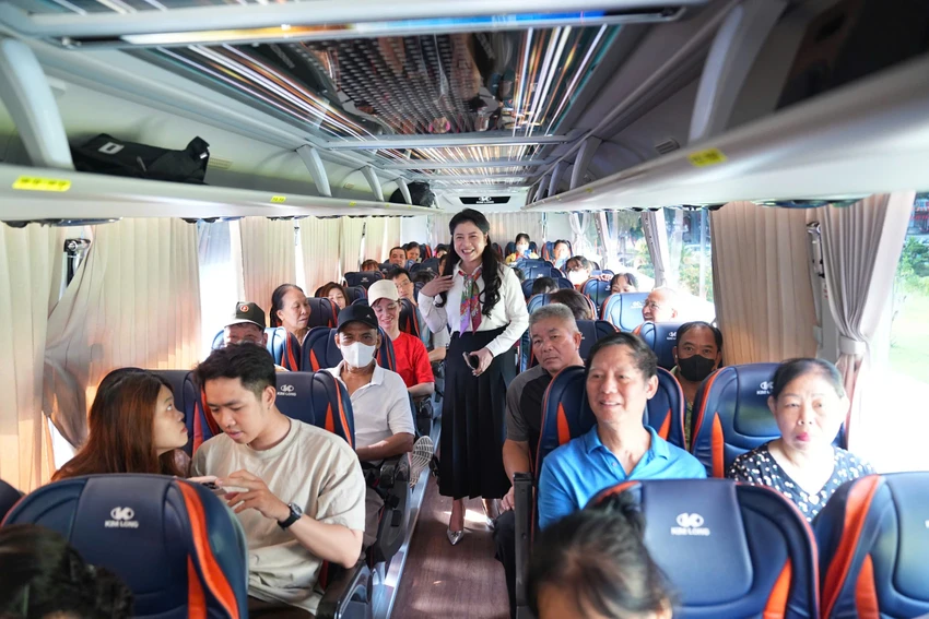 nguoi-dan-hai-phong-phan-khoi-khi-duoc-dua-don-mien-phi-di-ha-noi-tham-quan-trien-lam-thanh-tuu-dat-nuoc-5.jpg