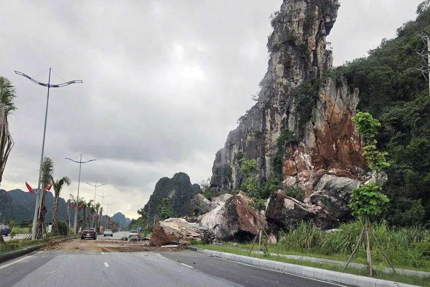 Hàng khối đá bị sạt lở, lăn xuống khu vực đường bao biển Hạ Long - Cẩm Phả