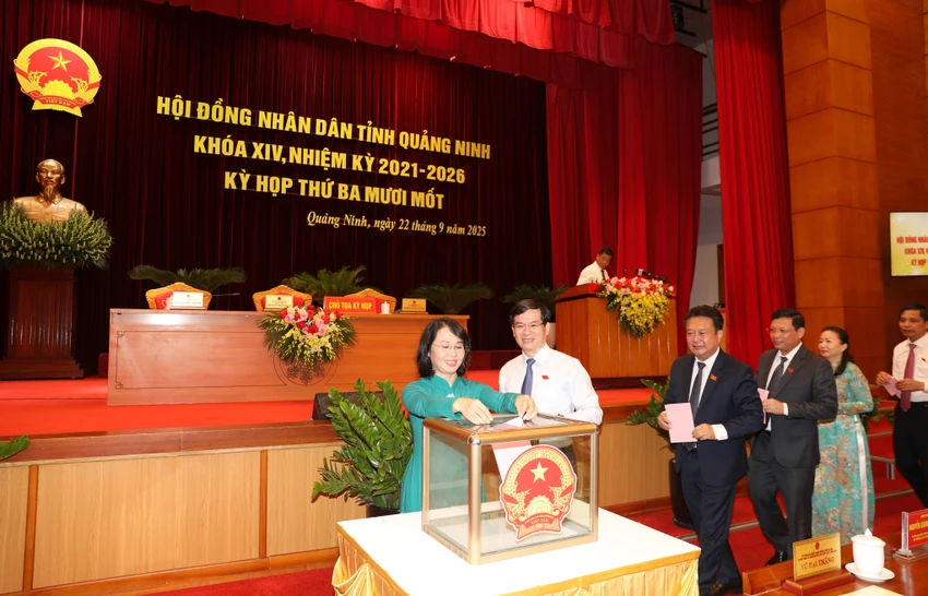 ong-bui-van-khang-duoc-bau-giu-chuc-vu-chu-tich-ubnd-tinh-quang-ninh-3.jpg