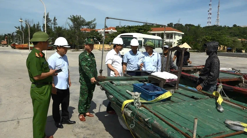Lãnh đạo đặc khu Bạch Long Vĩ kiểm tra thực tế công tác phòng, chống bão số 9 trên đảo