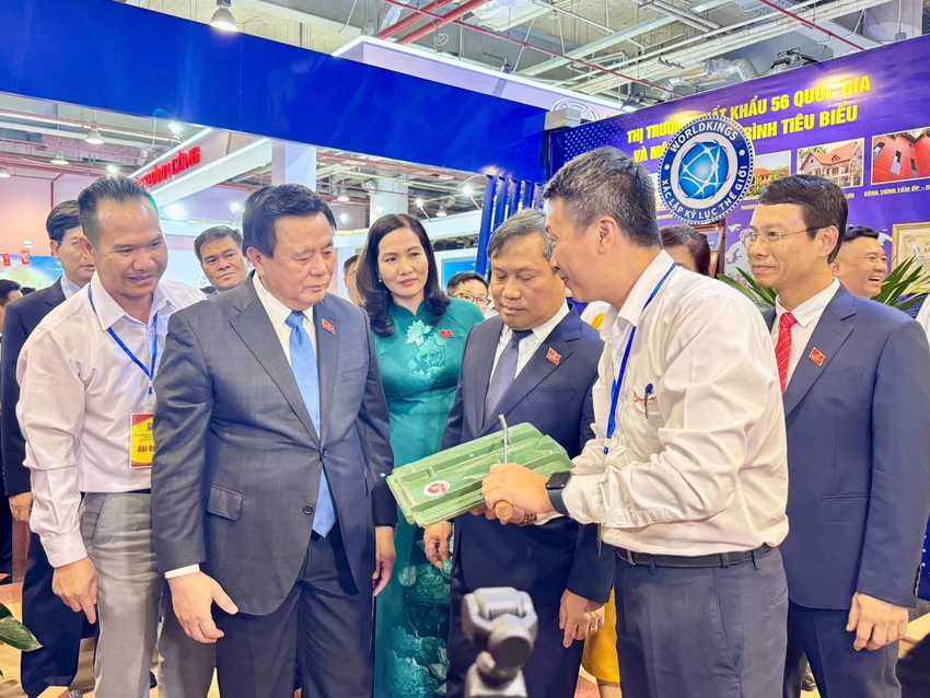 khai-mac-trien-lam-thanh-tuu-phat-trien-kinh-te-xa-hoi-tinh-quang-ninh-5-nam-2.jpg