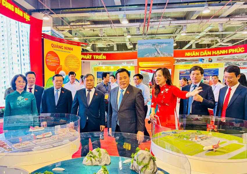 khai-mac-trien-lam-thanh-tuu-phat-trien-kinh-te-xa-hoi-tinh-quang-ninh-5-nam-3.jpg