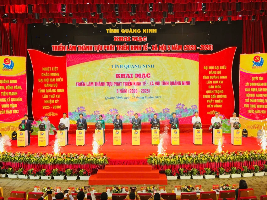 Các đại biểu thực hiện nghi thức khai mạc Triển lãm thành tựu phát triển kinh tế - xã hội tỉnh Quảng Ninh 5 năm (2020-2025)