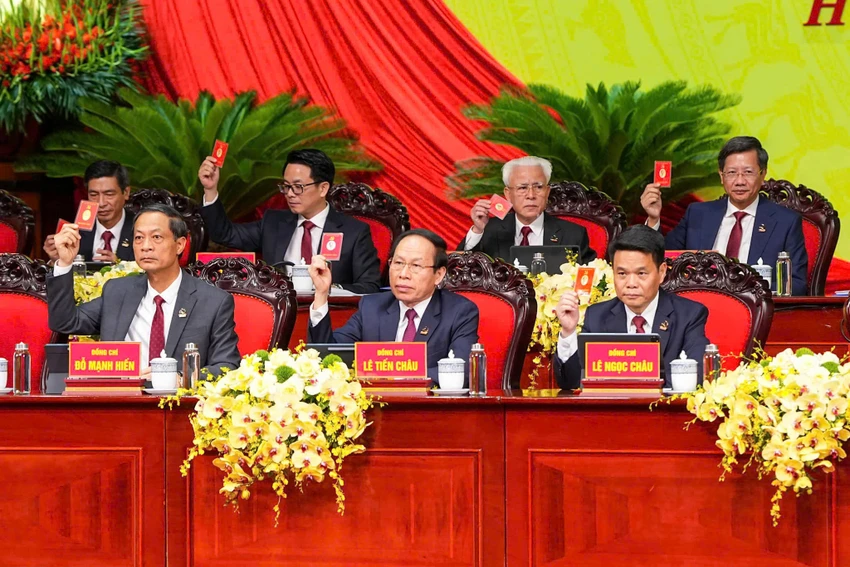 Đoàn Chủ tịch Đại hội Đảng bộ thành phố lần thứ I biểu quyết thông qua Chương trình Đại hội thành phố đáng sống