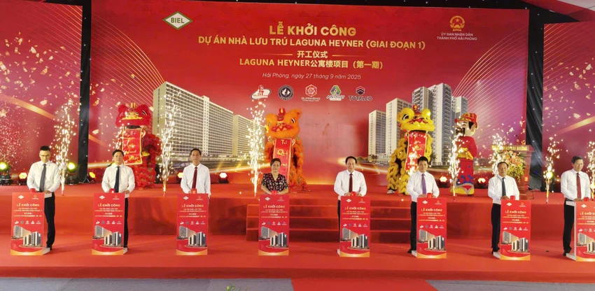 Ông Lê Tiến Châu, Bí thư Thành ủy Hải Phòng cùng các lãnh đạo TP Hải Phòng bấm nút khởi công Dự án nhà lưu trú cho công nhân Laguna Heyner. Ảnh: NS