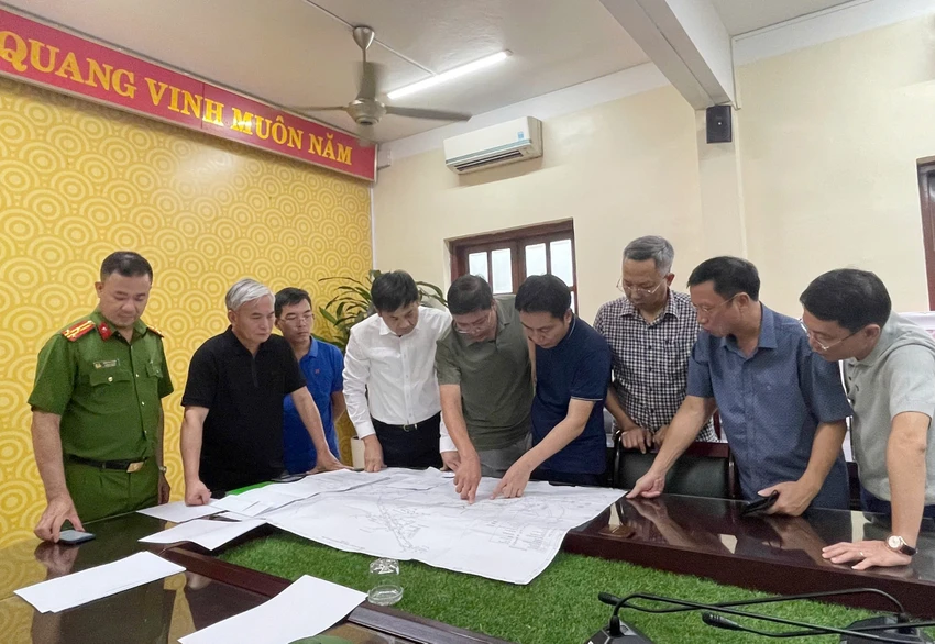 Ông Nguyễn Văn Công, Phó Chủ tịch UBND tỉnh, cùng đoàn công tác của tỉnh, TKV đến hiện trường chỉ đạo triển khai công tác khắc phục sự cố tại Công ty Than Dương Huy