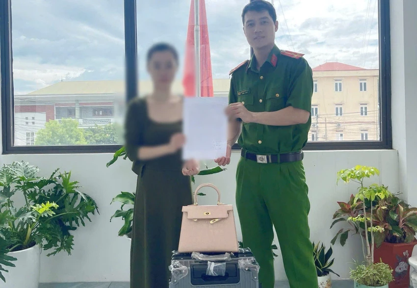 Cô gái trẻ Đ.T.H.G viết thư cảm ơn công an xã Cẩm Giang. Ảnh: CAHP
