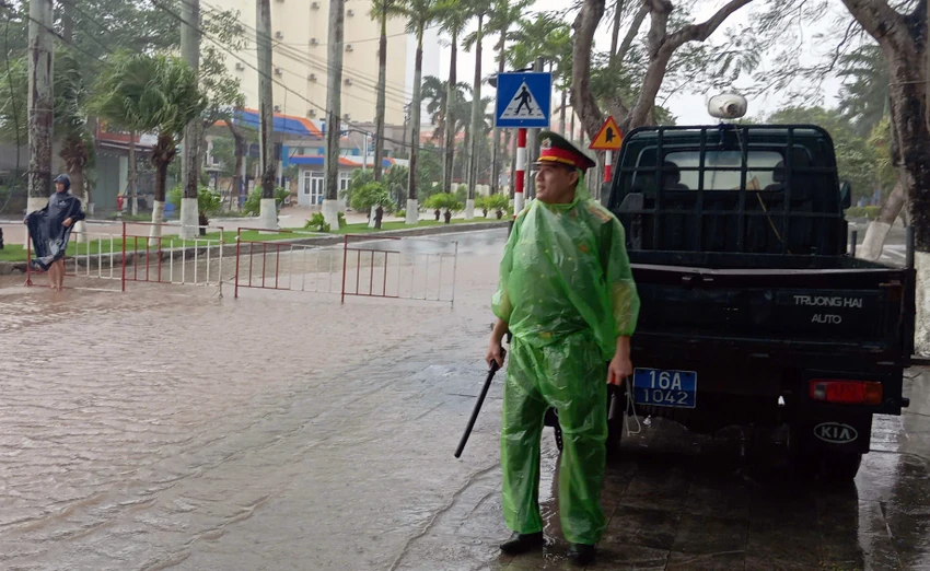 hai-phong-giong-loc-toc-mai-nha-dan-do-son-song-cao-hang-met-gay-ngap-lut-do-anh-huong-bao-so-10-3.jpg