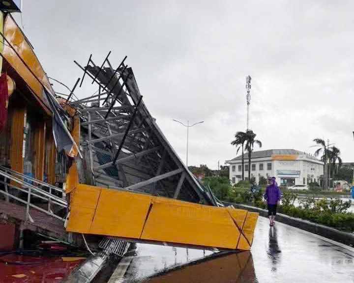 Giông lốc trên địa bàn xã Đầm Hà, Quảng Ninh đã khiến nhiều nhà bị tốc mái
