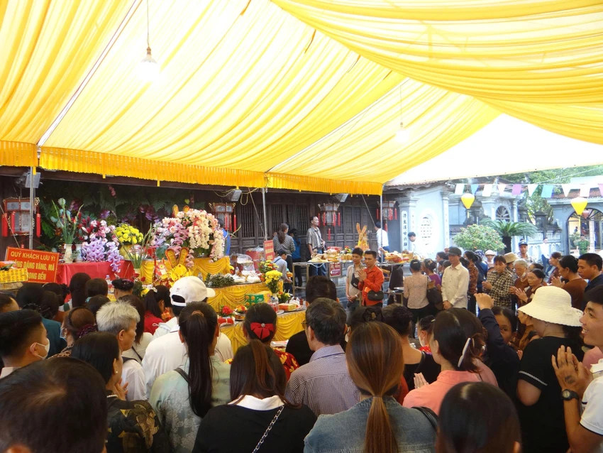 hang-nghin-nguoi-du-le-cao-yet-mo-hoi-mua-thu-con-son-kiep-bac-nam-2025-2.jpg