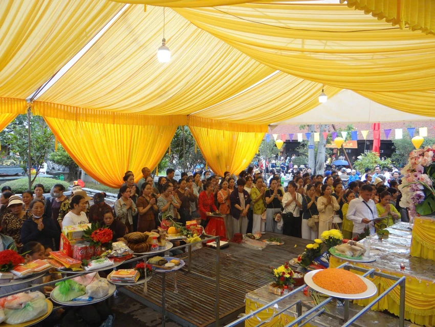 hang-nghin-nguoi-du-le-cao-yet-mo-hoi-mua-thu-con-son-kiep-bac-nam-2025-3.jpg