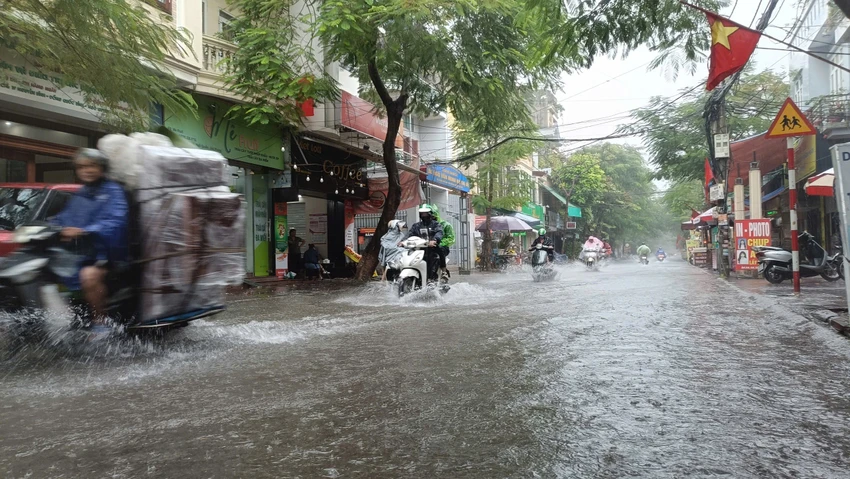 Sau cơn mưa lớn, nhiều tuyến đường tại Hải Phòng ngập lụt diện rộng. Ảnh: HP
