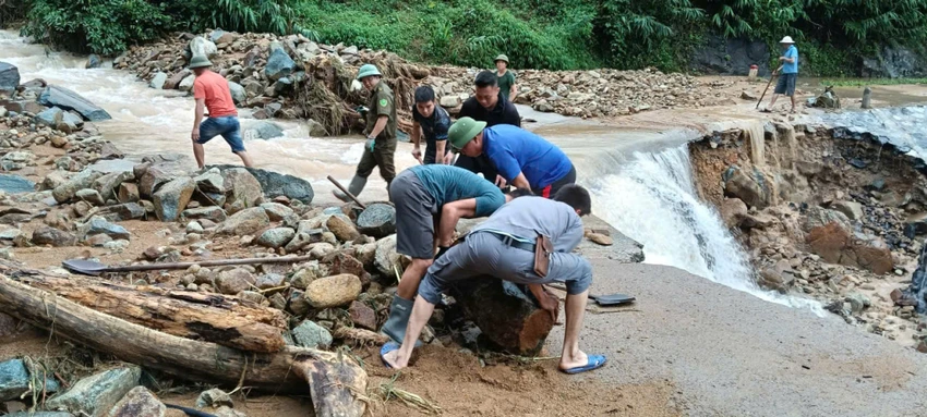 Lực lượng chức năng xã Tiên Yên và người dân tham gia khắc phục thông tuyến đường bị sạt lở, hư hỏng sau đợt mưa lớn kéo dài. Ảnh: Trần Hoàn