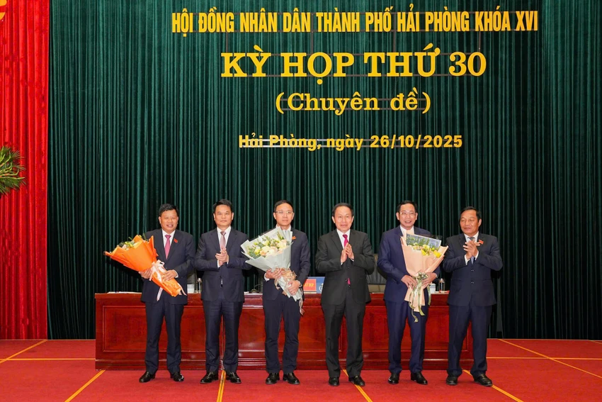 Lãnh đạo TP Hải Phòng tặng hoa chúc mừng các đồng chí được bầu giữ vị trí mới gồm ông Lê Trung Kiên (ngoài cùng bên trái), Đào Trọng Đức (thứ 3 từ trái sang), Vũ Tiến Phụng (thứ 2 từ phải sang). Phó chủ tịch
