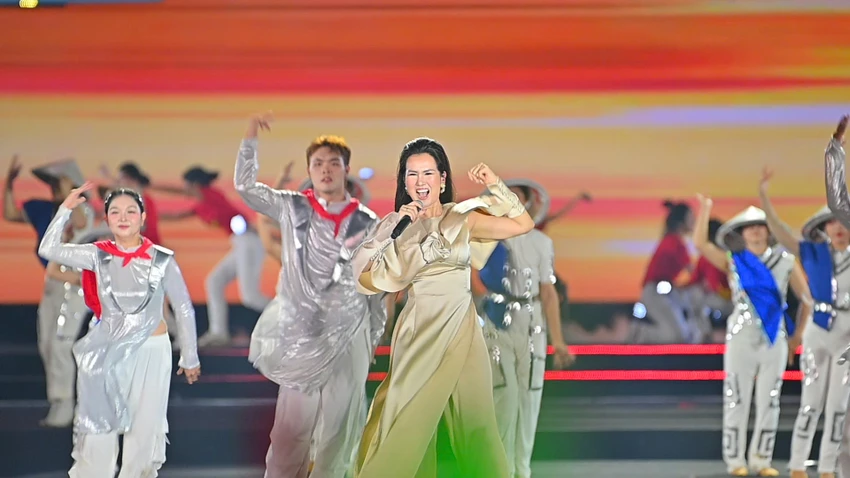 30-nghin-nguoi-dot-chay-ha-long-concert-2025-3.jpg