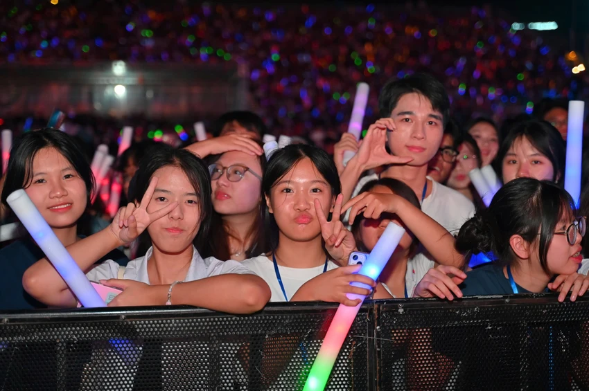 30-nghin-nguoi-dot-chay-ha-long-concert-2025-5.jpg