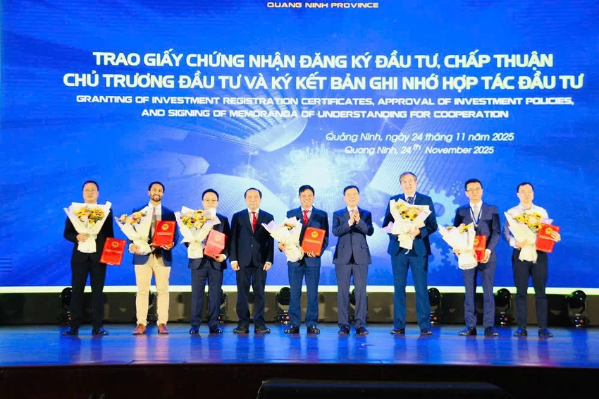 Các nhà đầu tư nhận quyết định chấp thuận chủ trương đầu tư, chứng nhận đăng ký đầu tư cho các dự án tại hội nghị