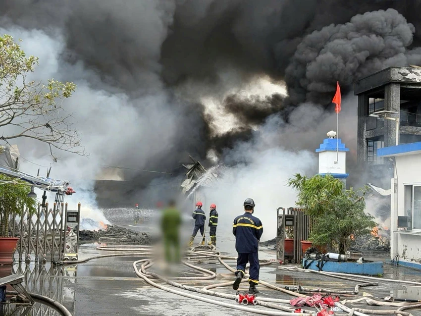 hai-phong-hon-10-xe-chua-chay-ro-bot-duoc-dieu-dong-de-dap-vu-chay-lon-o-xuong-san-xuat-giay-1.jpg