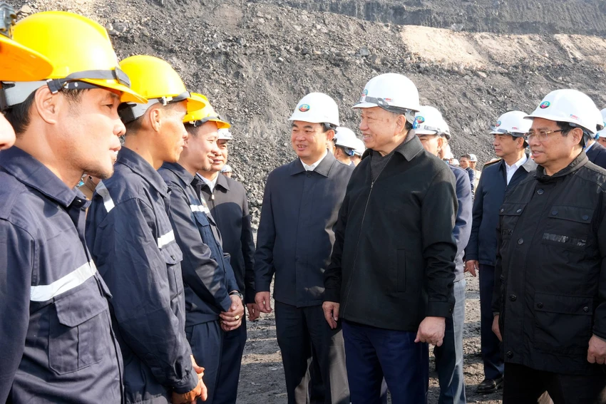Tổng Bí thư và đoàn công tác thăm, động viên công nhân ngành than tại khai trường Công ty Cổ phần Than Đèo Nai – Cọc Sáu. Ảnh: TKV tong-bi-thu-to-lam-chuc-tet-cong-nhan-nganh-than-tai-quang-ninh-1.jpg