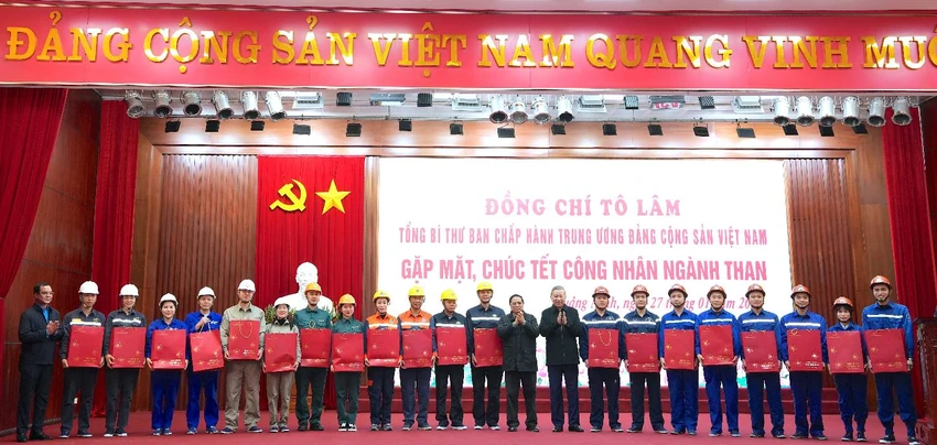 Tổng Bí thư Tô Lâm, Thủ tướng Phạm Minh Chính tặng quà cho các cán bộ, công nhân ngành than. Ảnh: TKV tong-bi-thu-to-lam-chuc-tet-cong-nhan-nganh-than-tai-quang-ninh-4.jpg